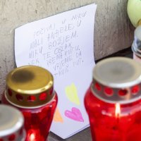 Dan nakon tragedije građani pale lampione ispred OŠ Prečko