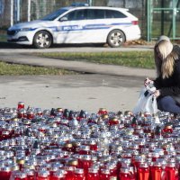 Dan nakon tragedije građani pale lampione ispred OŠ Prečko