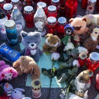 Dan nakon tragedije građani pale lampione ispred OŠ Prečko