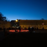 Zapaljene svijeće na igralištu OŠ Prečko