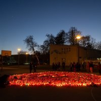 Zapaljene svijeće na igralištu OŠ Prečko
