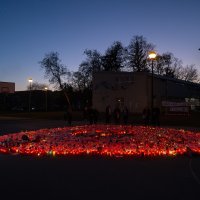 Zapaljene svijeće na igralištu OŠ Prečko