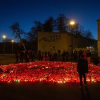 Zapaljene svijeće na igralištu OŠ Prečko