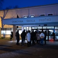 Roditelji ulaze na sastanak u OŠ Prečko