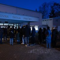 Roditelji ulaze na sastanak u OŠ Prečko