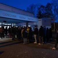 Roditelji ulaze na sastanak u OŠ Prečko