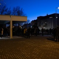 Roditelji ulaze na sastanak u OŠ Prečko