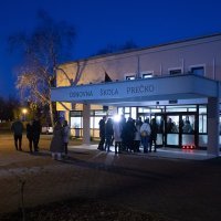 Roditelji ulaze na sastanak u OŠ Prečko