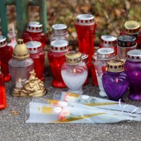 Građani i danas ostavljaju poruke i cvijeće ispred OŠ Prečko