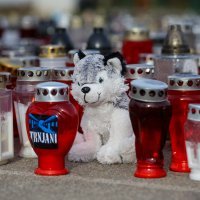 Građani i danas ostavljaju poruke i cvijeće ispred OŠ Prečko