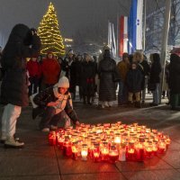 Osječani paljenjem lampionaizrazili su solidarnost