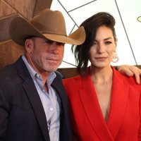 Taylor Sheridan sa suprugom Nicole