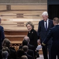 Bill i Hillary Clinton na sprovodu Jimmyja Cartera