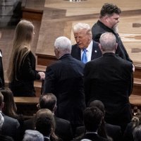 Donald i Melania Trump na ispraćaju Jimmyja Cartera