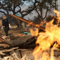 Ljudi obilaze zgarišta u četvrtima Los Angelesa