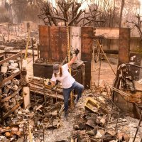 Ljudi obilaze zgarišta u četvrtima Los Angelesa