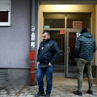 Policija pred zgradom Tee Franić