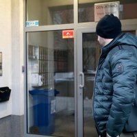 Policija pred zgradom Tee Franić