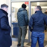 Policija pred zgradom Tee Franić