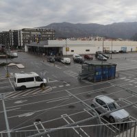 Prazna parkirališta trgovačkih lanaca u Splitu