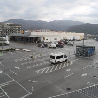Prazna parkirališta trgovačkih lanaca u Splitu