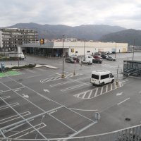 Prazna parkirališta trgovačkih lanaca u Splitu