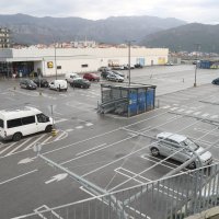 Prazna parkirališta trgovačkih lanaca u Splitu