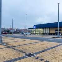 Pula: Prazna parkirališta ispred trgovačkih lanaca