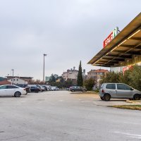 Pula: Prazna parkirališta ispred trgovačkih lanaca