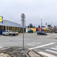 Pula: Prazna parkirališta ispred trgovačkih lanaca