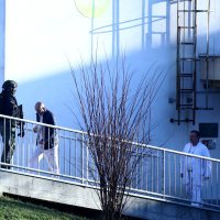 Policija s dugim cijevima ispred KBC Sestre milosrdnice