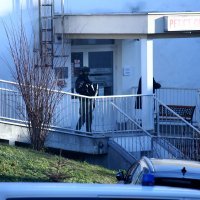 Policija s dugim cijevima ispred KBC Sestre milosrdnice