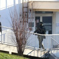 Policija s dugim cijevima ispred KBC Sestre milosrdnice