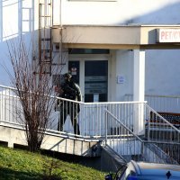 Policija s dugim cijevima ispred KBC Sestre milosrdnice