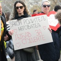 Studenti koji pješače prema Novom Sadu