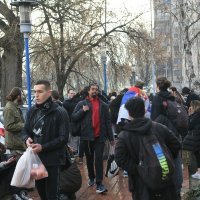 Studenti koji pješače prema Novom Sadu