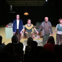 Sin, majka i otac sjede za stolom i dugo šute.