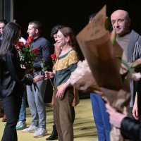 Sin, majka i otac sjede za stolom i dugo šute.