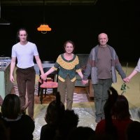 Sin, majka i otac sjede za stolom i dugo šute. 0