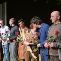 Sin, majka i otac sjede za stolom i dugo šute-