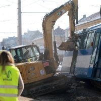 Nesreća u Osijeku, bager udario u tramvaj i prevrnuo ga
