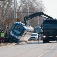 Nesreća u Osijeku, bager udario u tramvaj i prevrnuo ga