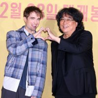 Robert Pattinson i Bong Joon-ho