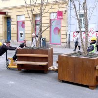 Zagreb: Radnici morali pomicati žardinjere u Draškovićevoj kako bi kamion mogao dostaviti građevinski materijal