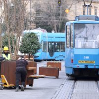 Zagreb: Radnici morali pomicati žardinjere u Draškovićevoj kako bi kamion mogao dostaviti građevinski materijal