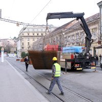Zagreb: Radnici morali pomicati žardinjere u Draškovićevoj kako bi kamion mogao dostaviti građevinski materijal