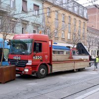 Zagreb: Radnici morali pomicati žardinjere u Draškovićevoj kako bi kamion mogao dostaviti građevinski materijal