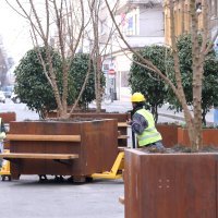 Zagreb: Radnici morali pomicati žardinjere u Draškovićevoj kako bi kamion mogao dostaviti građevinski materijal