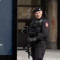 Ispred Palače Republike Srpske u Banjoj Luci policajci s dugim cijevima