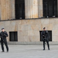 Ispred Palače Republike Srpske u Banjoj Luci policajci s dugim cijevima